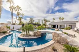 HÓZHÓ | Lazy River Pool, Swim-Up Bar & Hot Tub - Image 5