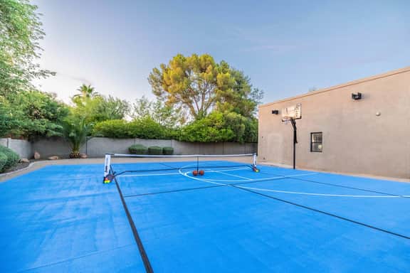 HÓZHÓ | Pool, Hot Tub, BBQ, Pickleball & Theatre - Image 2