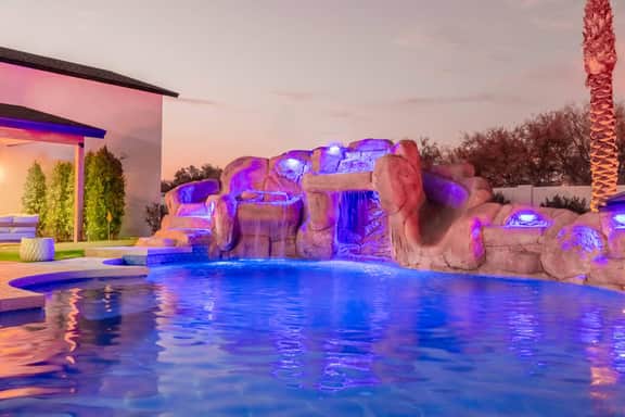 HÓZHÓ | Pool, Slide, Hot Tub, Fire Pit & Theatre - Image 2