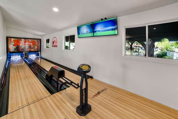 HÓZHÓ | Lazy River, Golf Sim, Pickleball & Bowling - Image 4