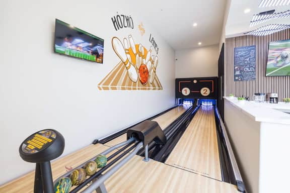 HÓZHÓ | Pool, Bowling, Swim-up Bar, BBQ & Hot Tub - Image 2