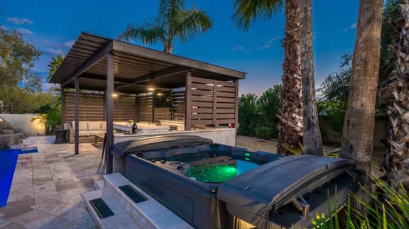 HÓZHÓ | Pool, Waterslide, Hot Tub & Putting Green - Image 3