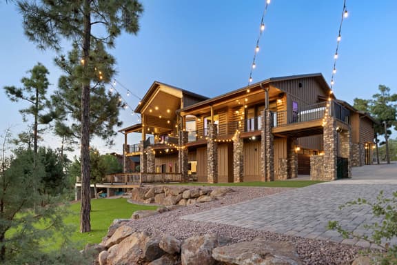 HÓZHÓ | White Mountains Cabin | Hot Tub and Arcade - Image 1